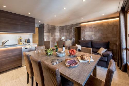 una cucina e una sala da pranzo con tavolo e sedie di Tignes 304 a Tignes