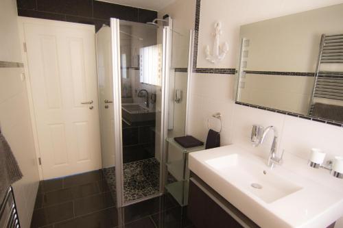 a bathroom with a sink and a shower at Rust-Fewo-Hotel in Rust