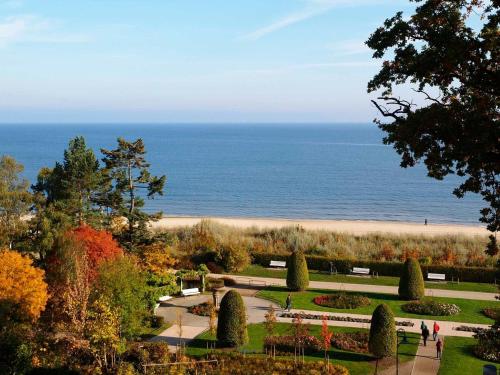 uma vista para um parque com o oceano ao fundo em Pension Radke em Heringsdorf