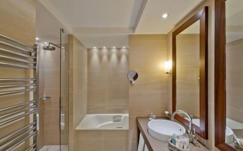 a bathroom with a sink and a toilet and a shower at Hôtel Le Nouveau Monde in Saint Malo