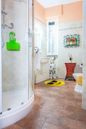 a bathroom with a shower and a sink at Casa Kita in Cortona