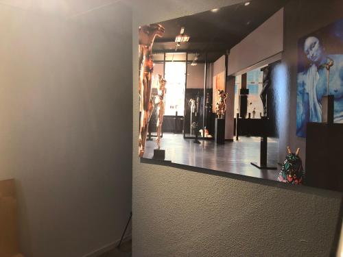 einen Flur eines Museums mit einer Ausstellung von Giraffenstatuen in der Unterkunft Art B&B OOTMARSUM in Ootmarsum