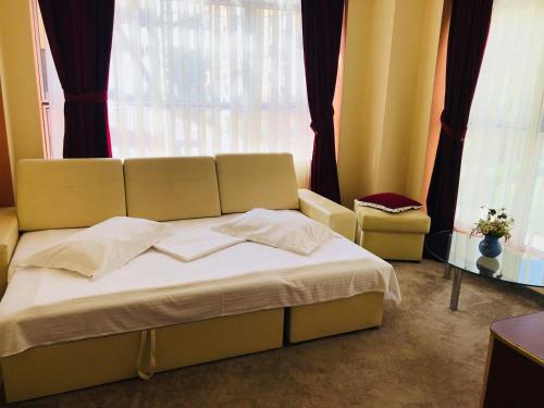 En eller flere senger på et rom på Hotel Palace