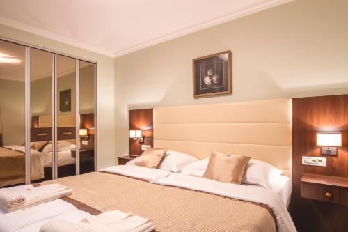 Habitación de hotel con 2 camas y espejo en Luxury Apartments Villa Matea 1, en Malinska