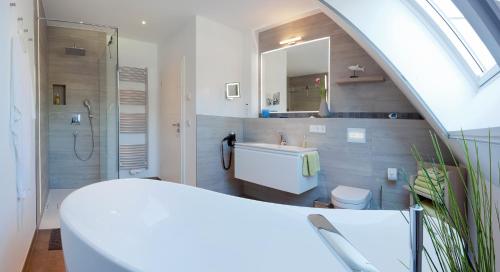 オストゼーバート・カールスハーゲンにあるFerienhaus Jadeのバスルーム(洗面台、トイレ、鏡付)
