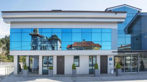 un bâtiment avec une réflexion dans le verre dans l'établissement Hotel Villa Rosario II, à Ribadesella