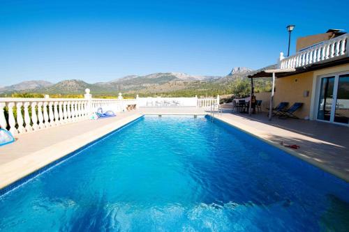 una piscina con montañas en el fondo en Espuna Walks Casa Los Arcos, en Totana