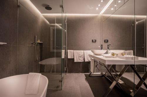 Phòng tắm tại Alexander Hotel