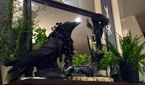 a statue of a bird and a cat in front of a mirror at Quai 17 Maison d'hôtes in Strasbourg