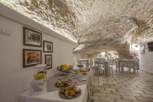 Reštaurácia alebo iné gastronomické zariadenie v ubytovaní Casa dell'Aromatario b&b