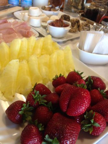 a white plate topped with lots of different types of fruit at Gizimina B&B by VeroSole in Xagħra
