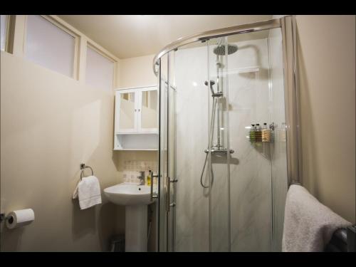 Ένα μπάνιο στο Cedar Apartment