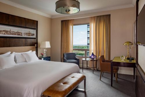 Una cama o camas en una habitación de Alvear Icon Hotel
