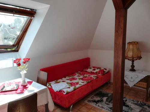 Sofá rojo en una habitación con mesa en Homestay Svatá, en Svatá