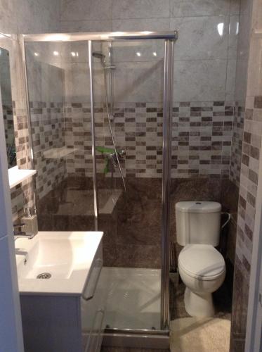 プラヤ・フラメンカにあるCalle jose Maria sicilia 466のバスルーム(シャワー、トイレ、シンク付)