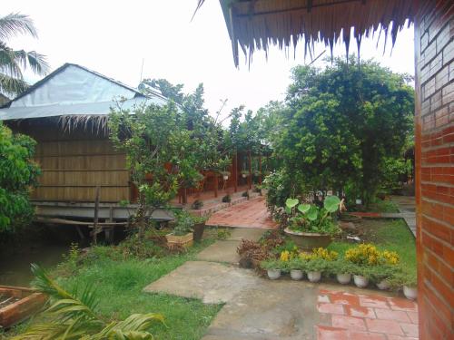 Κήπος έξω από το Ba Linh Homestay