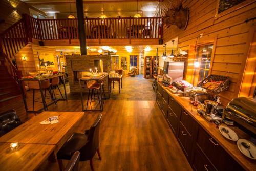 Restoran atau tempat lain untuk makan di Pinetree Lodge