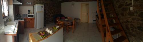 einen Blick über eine Küche mit einem Tisch und einer Leiter in der Unterkunft Le Gite des Remparts in Ginestas