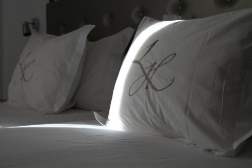 a group of pillows sitting on top of a bed at Lazza Hotel in Figueira da Foz