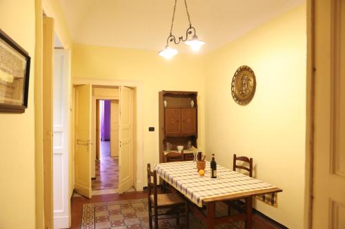 Un comedor con mesa y sillas en la locanda del centro storico, en Catania