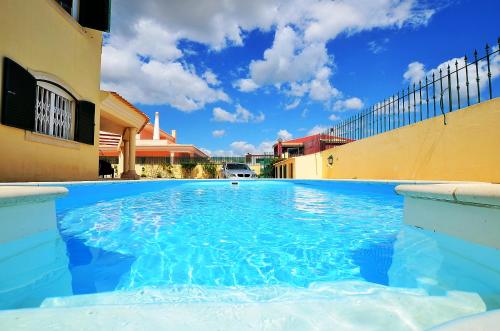 a swimming pool in the middle of a house at Suites & Beds DP Albufeira in Albufeira
