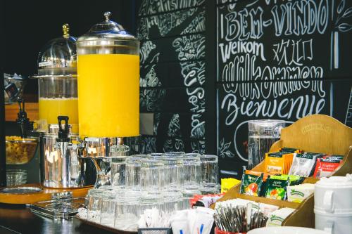 マドリードにあるオスタル ペルサルのオレンジジュースのピッチャー付きテーブル