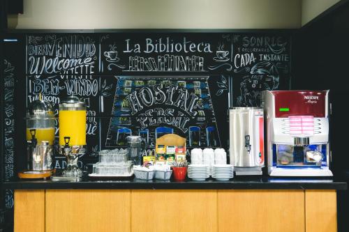 マドリードにあるオスタル ペルサルの黒い壁に文字が書かれたカウンター