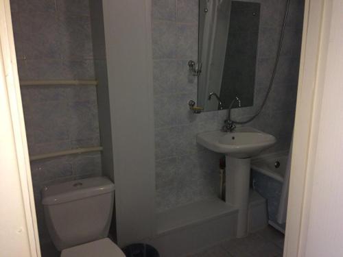 A bathroom at Hotel Lada