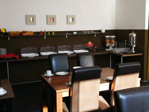 a dining room with chairs and a table and a table and chairsktop at Pension Zum Angestellten in Porta Westfalica