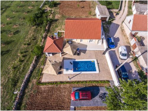 vista sul tetto di una casa con piscina di House Mellifera a Razvođe