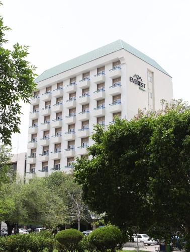 a large white hotel building with a sign on it at Everest Ciudad Victoria in Ciudad Victoria