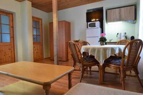 een keuken en eetkamer met een tafel en stoelen bij Supeluse 23 Holiday Home in Pärnu