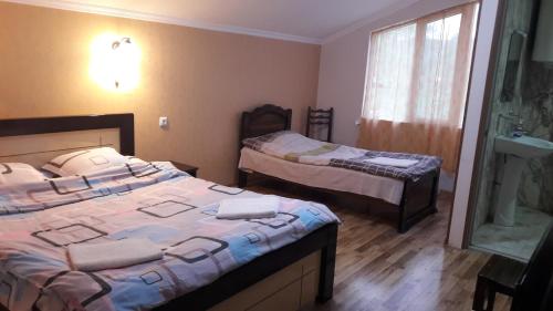 Katil atau katil-katil dalam bilik di Martvili Newhotel