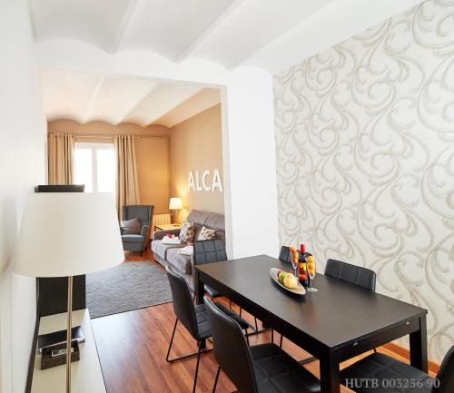 巴塞隆納的住宿－阿爾卡姆黎扎公寓，客厅配有桌子和沙发