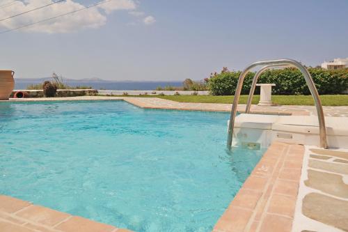 uma grande piscina com escorrega aquático em Deep Blue Villa em Stelida