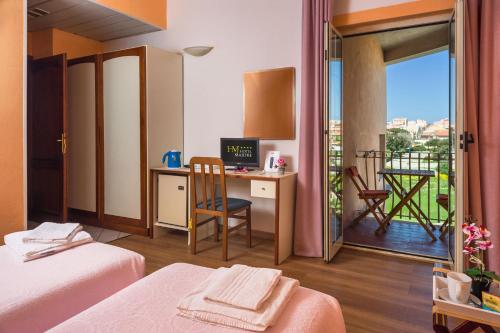 Camera con 2 letti, scrivania e balcone. di Hotel Majore a Santa Teresa di Gallura
