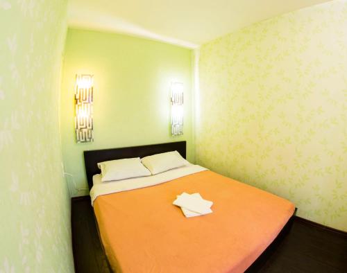 オムスクにあるRENT-сервис Apartment Sportivniy proezd 2の小さなお部屋で、ベッド1台(白書2枚付)が備わります。