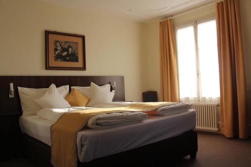 ein Schlafzimmer mit einem großen Bett mit Handtüchern darauf in der Unterkunft Gasthaus zum Kreuz in Luzern