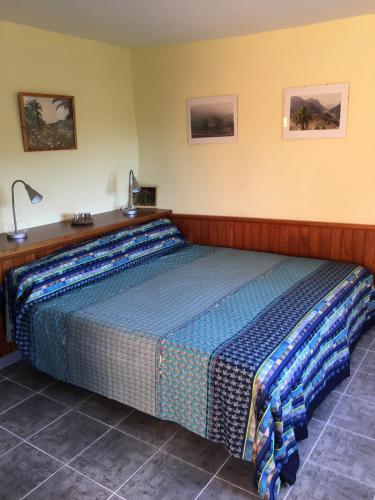 バジェ・グラン・レイにあるBungalow Heike - Adults Onlyのデスク付きの部屋にベッド付きのベッドルーム1室があります。