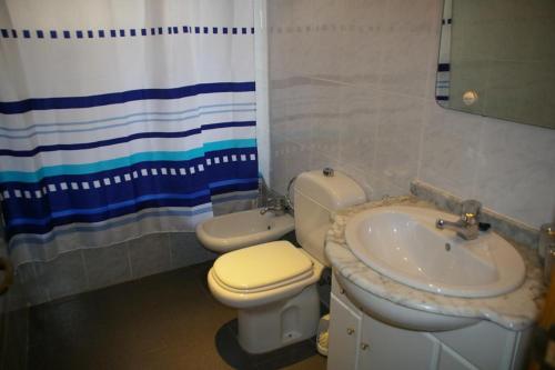 łazienka z toaletą i umywalką w obiekcie Villamar Orange Costa w mieście Benicàssim