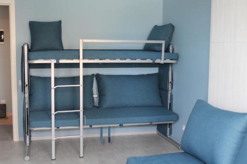 スヴェトロゴルスクにあるApartment on Maisky 8の二段ベッド2台と椅子が備わる客室です。