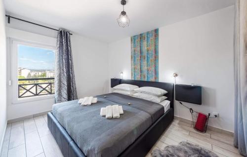 1 dormitorio con 1 cama grande y toallas. en Apartment RUBIX en Pula