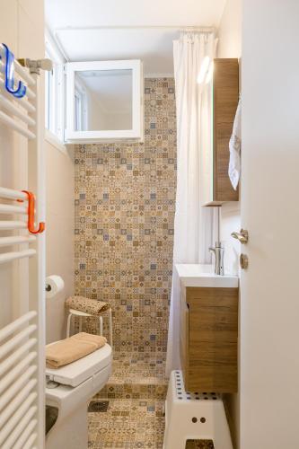 Grandma's Chic & Bright Athenian home with a Patio