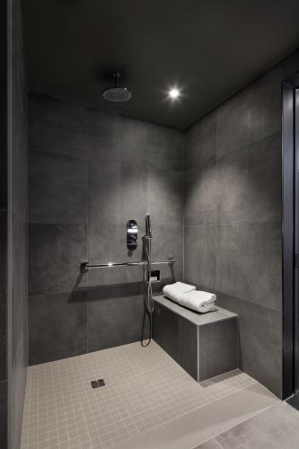 Bilik mandi di Hotel Monville
