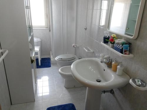 サン・レオーネにあるFederico IIの白いバスルーム(洗面台、トイレ付)