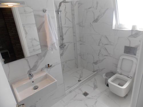 Bilik mandi di Hotel Piccolino
