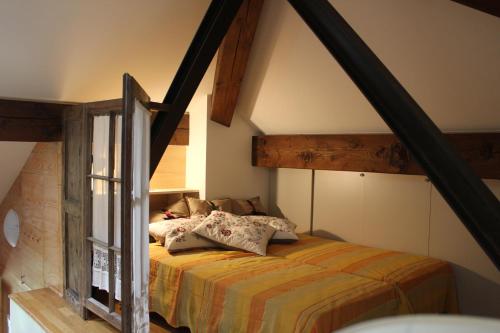 a bedroom with a bed in a attic at Sassiglioni Vacanze in Sassiglioni