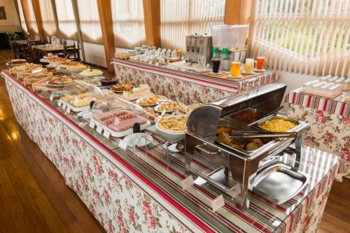 a buffet line with many different types of food at Hotel Princesa dos Vales in Veranópolis