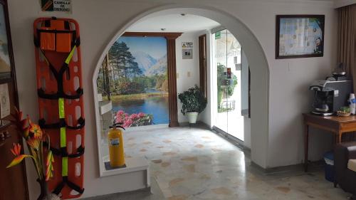 un arco en una habitación con una puerta con vistas en Hotel Venecia Confort, en Pasto