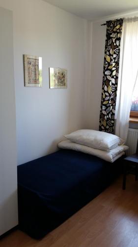 A bed or beds in a room at Noclegi na Wróbla